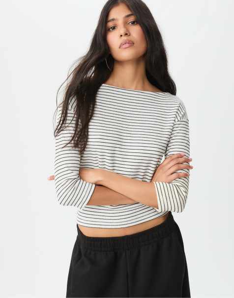 Stradivarius – Grårandig, jeanstvättad t-shirt i multiwaystil - view 1