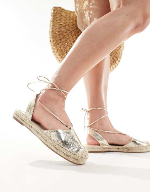 Stradivarius – Guldfärgade espadrillos i raffia