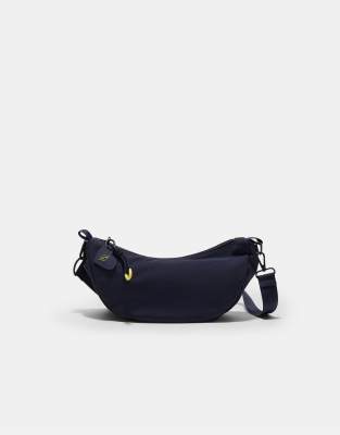 Stradivarius - Halbmondförmige Umhängetasche aus Stoff in Marineblau