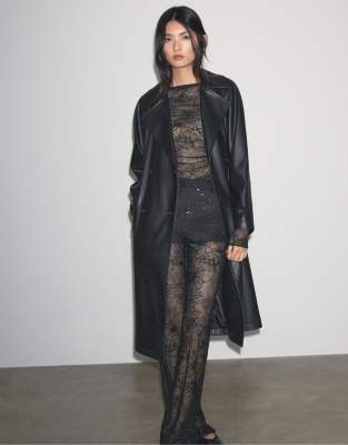 Stradivarius - Halbtransparentes T-Shirt in Schwarz mit Strassverzierung und Raffungen