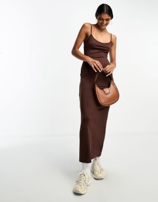 Stradivarius - Hautenges Maxi-Trägerkleid in Bitterschokoladenbraun-Brown