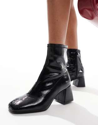 Stradivarius heeled boot in patent black φωτογραφία