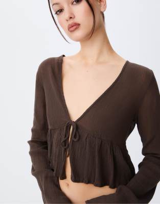 Stradivarius - Hemdbluse in Braun mit Rüschen und Bindedetail