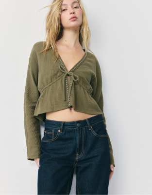 Stradivarius - Hemdbluse in Khaki mit Nietenbesatz am Ausschnitt-Grün