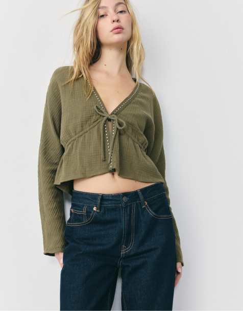 Stradivarius – Hemdbluse in Khaki mit Nietenbesatz am Ausschnitt - view 1