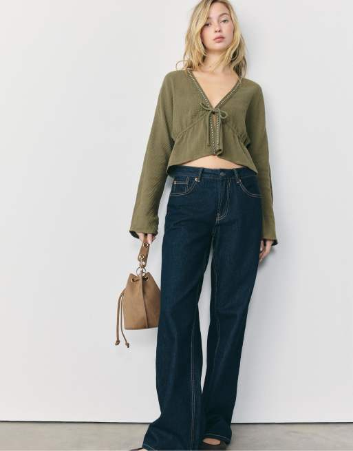 Stradivarius – Hemdbluse in Khaki mit Nietenbesatz am Ausschnitt, 2 von 4