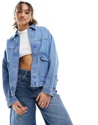 Stradivarius – Hemdjacke aus Denim in Hellblau mit aufgesetzter Tasche 