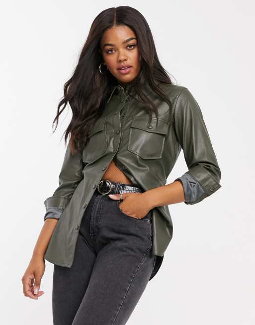 Stradivarius – Hemdjacke aus Kunstleder in Khaki mit Gürtel
