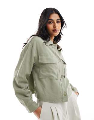 Stradivarius - Hemdjacke in Khaki mit Leinenoptik-Grün