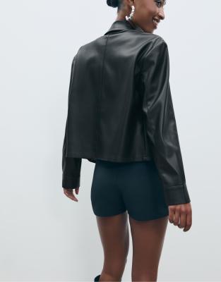 Stradivarius - Hemdjacke in schwarzer Lederoptik mit Taschen