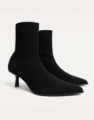 Stradivarius - High Heel-Stiefeletten in schwarzer Strickoptik