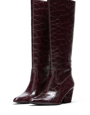  High-heeled boots in burgundy