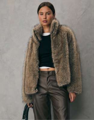 Stradivarius - Hochgeschlossene Jacke aus Kunstpelz in Beige-Neutral