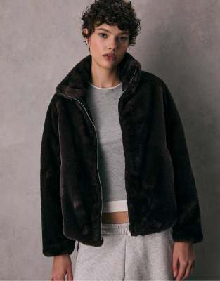 Stradivarius - Hochgeschlossene Jacke aus Kunstpelz in Schwarz