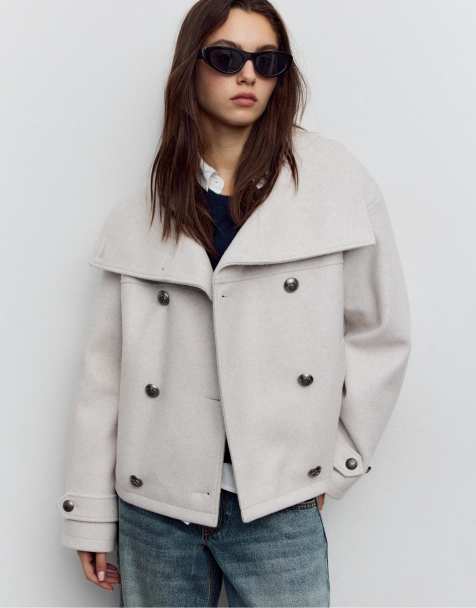 Stradivarius – Hochgeschlossene, weiche Jacke in Ecru mit Kreuzkragen - view 1