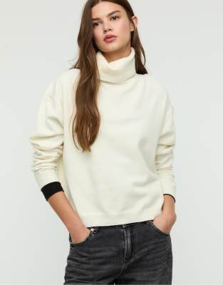Stradivarius - Hochgeschlossener Basic-Pullover in Ecru-Weiß