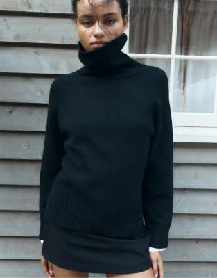 Stradivarius - Hochgeschlossener Regular-Fit-Pullover in Schwarz