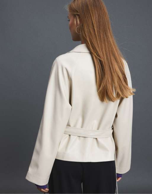Stradivarius – Hochgeschlossener Trenchcoat aus Kunstleder in Ecru, 3 von 7