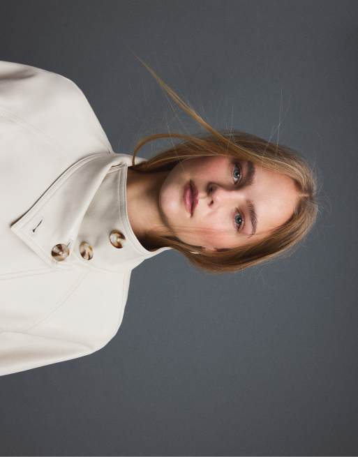 Stradivarius – Hochgeschlossener Trenchcoat aus Kunstleder in Ecru, 4 von 7