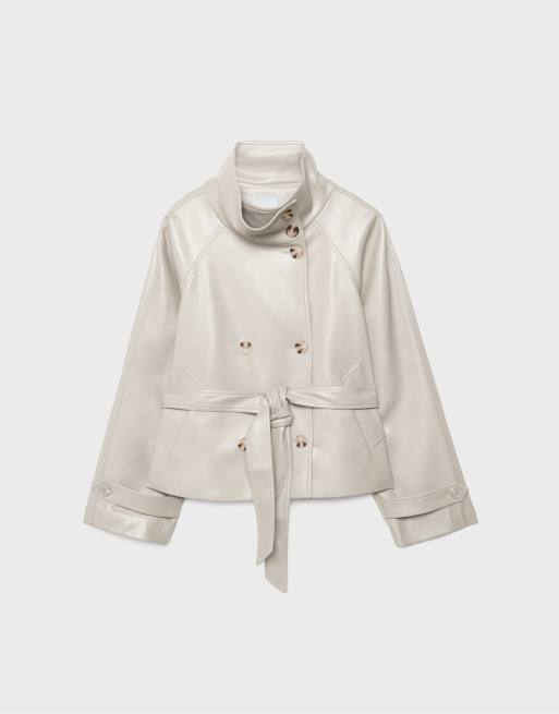 Stradivarius – Hochgeschlossener Trenchcoat aus Kunstleder in Ecru, 6 von 7