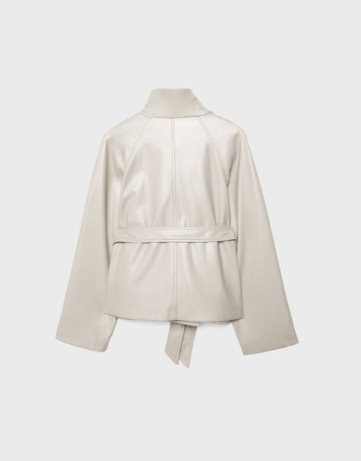 Stradivarius – Hochgeschlossener Trenchcoat aus Kunstleder in Ecru, 7 von 7