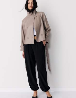 Stradivarius - Hochgeschlossener Trenchcoat in beiger Lederoptik-Neutral