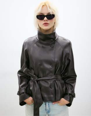 Stradivarius - Hochgeschlossener Trenchcoat in brauner Lederoptik-Brown