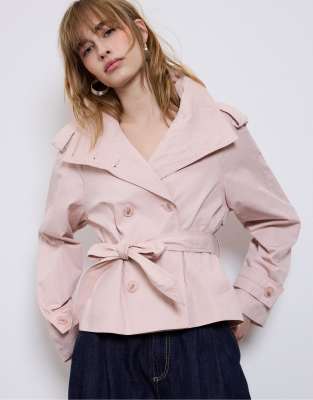 Stradivarius - Hochgeschlossener Trenchcoat in Lachsrosa mit Gürtel