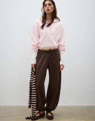 Stradivarius - Hochgeschlossenes Sweatshirt in Lachsrosa mit Reißverschluss