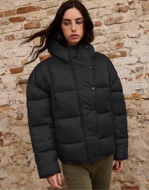 Stradivarius Hooded puffer jacket in black, 2 of 7