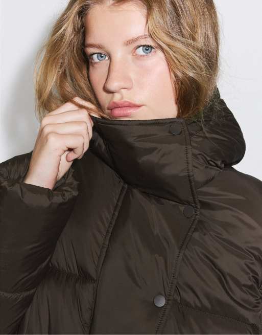 Stradivarius Hooded puffer jacket in brown, 4 of 7