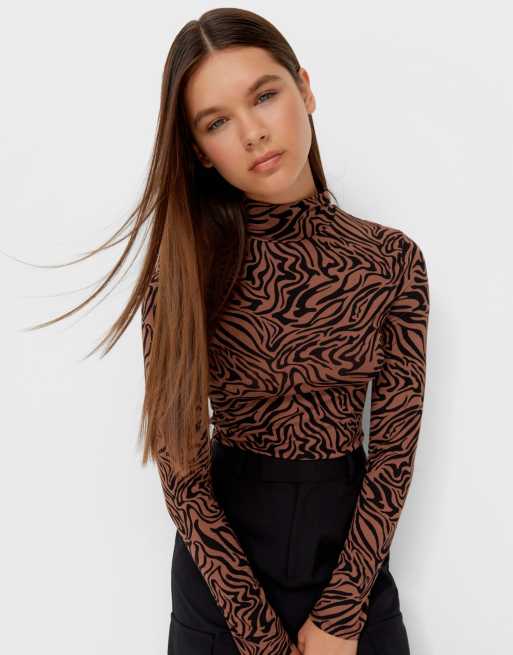 Stradivarius - Hoogsluitende top met lange mouwen en retro print