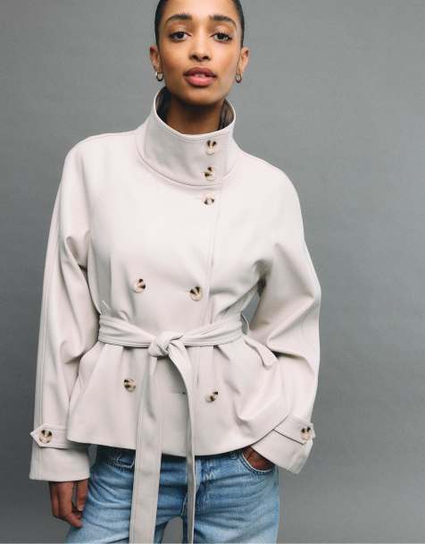 Stradivarius - Hoogsluitende trenchcoat met leereffect in ecru - view 1