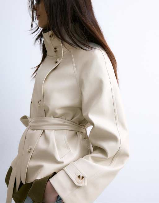 Stradivarius - Hoogsluitende trenchcoat met leereffect in ecru, 4 van 7