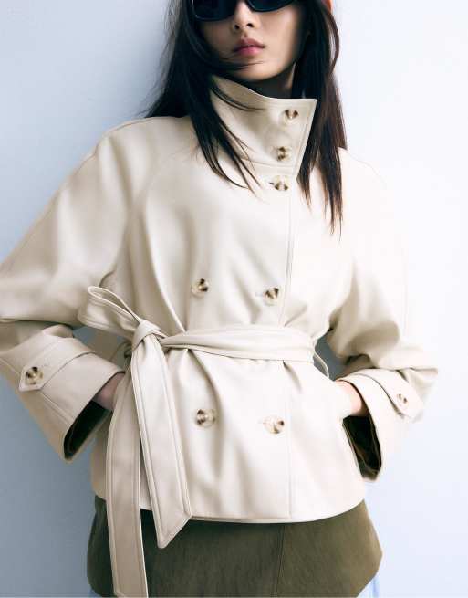 Stradivarius - Hoogsluitende trenchcoat met leereffect in ecru, 5 van 7