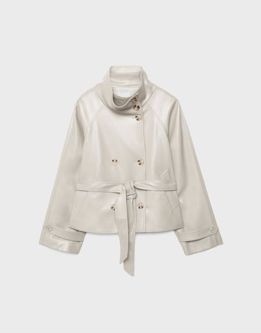Stradivarius - Hoogsluitende trenchcoat met leereffect in ecru, 6 van 7