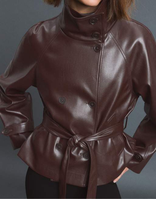 Stradivarius hoogsluitende trenchcoat met leerlook in bruin, 4 van 7