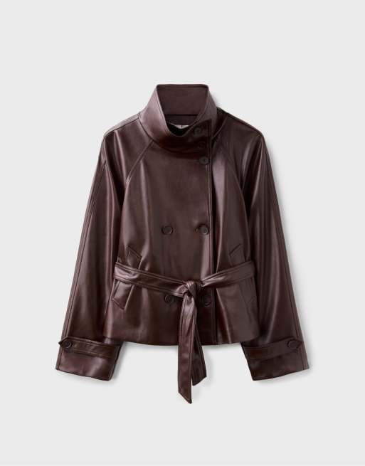 Stradivarius hoogsluitende trenchcoat met leerlook in bruin, 6 van 7