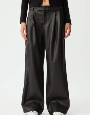 Stradivarius - Hose aus Kunstleder in Schwarz mit Abnähern