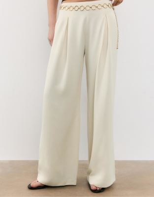 Stradivarius - Hose aus Satin in Ecru mit Abnähern und Kettendetail-Weiß