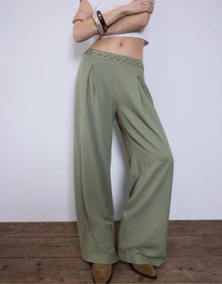 Stradivarius - Hose aus Satin in Khaki mit Abnähern und Kettengürtel-Grün