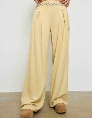 Stradivarius - Hose aus Satin in Pastellgelb mit Abnähern und Kettendetail