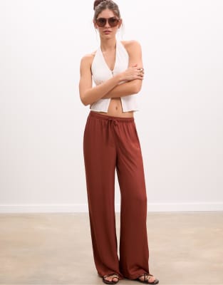 Stradivarius - Hose aus weich fallendem Satin in Lehmbraun