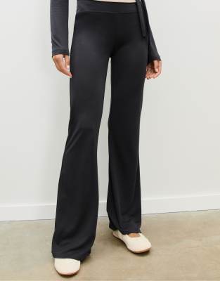 Stradivarius - Hose aus weichem Modal in Dunkelgrau mit ausgestelltem Beinschnitt