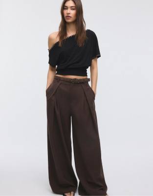 Stradivarius - Hose in Braun mit Maxi-Abnähern und Gürtel-Brown