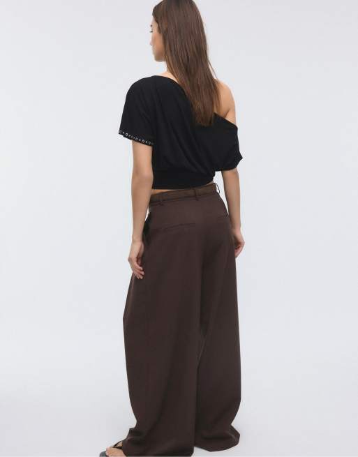 Stradivarius – Hose in Braun mit Maxi-Abnähern und Gürtel, 2 von 3
