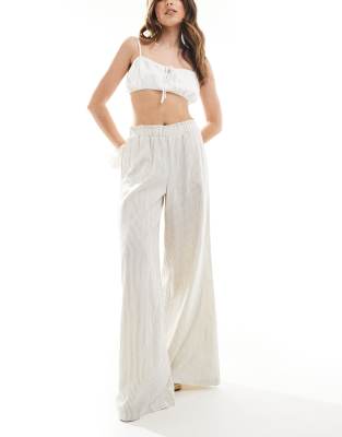 Stradivarius - Hose in gestreiftem Ecru mit elastischem Taillenbund, Knitterstruktur und weitem Bein-Neutral