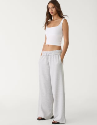 Stradivarius - Hose in grau meliert mit weitem Bein und Borte
