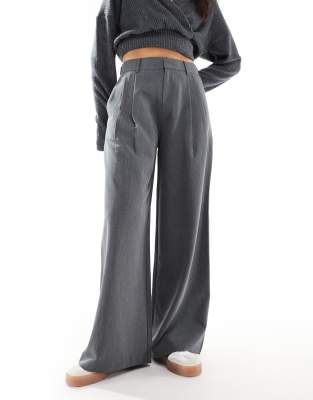 Stradivarius - Hose in Grau mit Bundfalten und weitem Bein