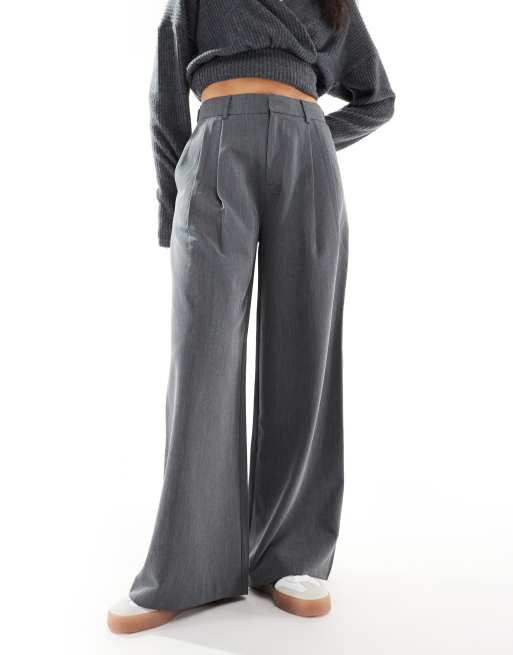 Stradivarius – Hose in Grau mit Bundfalten und weitem Bein